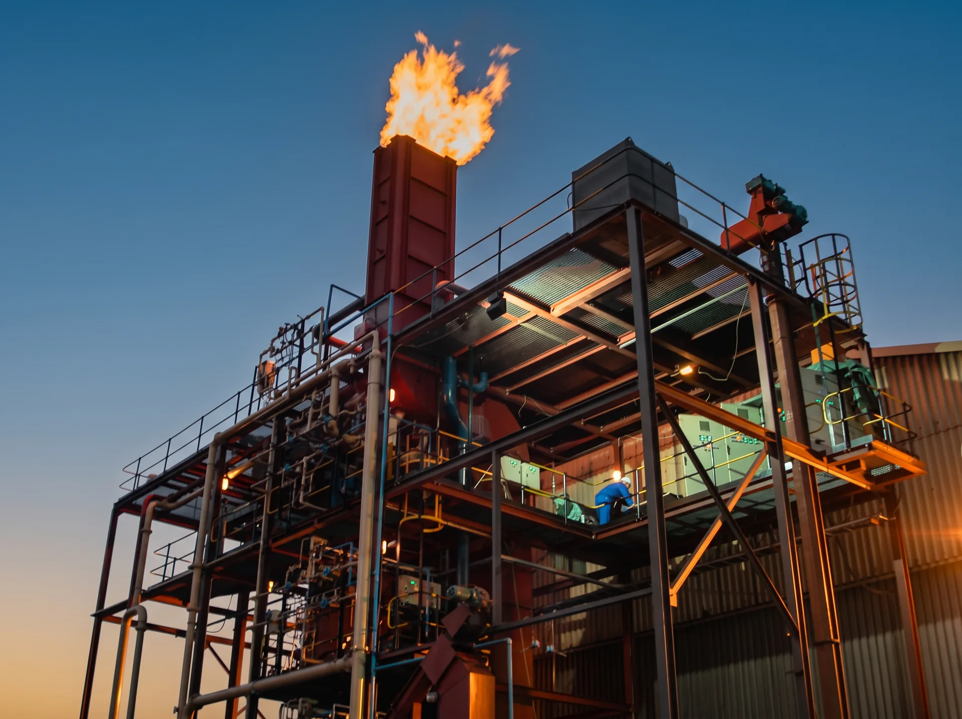 Thermal conversion plant operating at dusk with a controlled flare